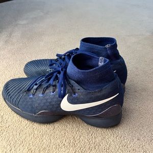 Men's hard court tennis shoe